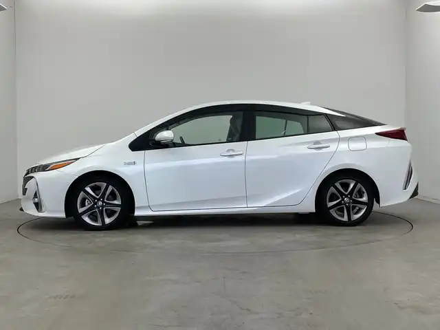 トヨタ プリウス ＰＨＶ A 新潟県 2020(令2)年 2.9万km プラチナホワイトパールマイカ 純正９インチメモリナビ（Bluetooth・CD・DVD）/アラウンドビューモニター　/衝突被害軽減システム　/D席パワーシート　/前席シートヒーター　/LEDオートライト　/オートマチックハイビーム/フォグランプ/純正ビルトインETC　/フルセグ　/前後ドライブレコーダー（GL-03AP)/レーンキープアシスト　/追従クルーズコントロール/前後コーナーセンサー/プラグインハイブリッド/100V充電/パーキングアシスト/アイドリングストップ/BSM/HV・EVモード/ドライブモード切替/ステアリングヒーター/レザーステアリング/ステアリングリモコン/純正フロアマット/純正１７インチアルミホイール/スマートキー/スペアキー