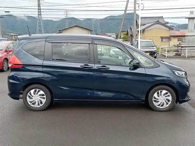 ホンダ フリード G ホンダセンシング 福井県 2021(令3)年 1.5万km ミッドナイトブルービームM 後席用フリップダウンモニター/純正9インチナビ/フルセグテレビ/アダプティブクルーズコントロール/前方ドライブレコーダー/ビルトインETC/両側パワースライドドア/バックカメラ/LEDヘッドライト/前席シートヒーター/衝突被害軽減システム/レーンキープアシスト/横滑り防止装置/盗難防止装置/ワイパーデアイサー/サンシェード/電格ミラー/純正ホイルキャップ/純正フロアマット/スマートキー