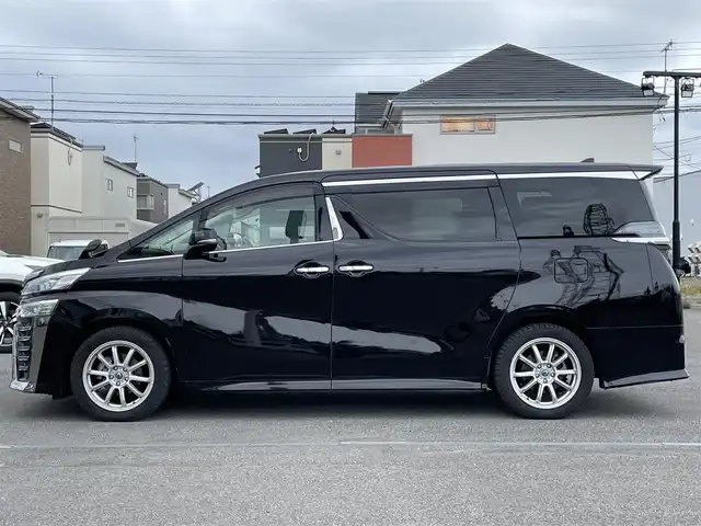 トヨタ ヴェルファイア Z Gエディション 道央・札幌 2019(令1)年 4.6万km バーニングブラッククリスタルシャインガラスフレーク ４WD/純正ディーラーOPナビ/CD/DVD/BT/フルセグ/トヨタセーフティセンス/プリクラッシュセーフティ/横滑り防止装置/レーダークルーズコントロール/レーンキープアシスト/クリアランスソナー/ブラインドスポットモニター/パーキングサポートブレーキ/ロードサインアシスト/バックカメラ/ビルトインETC2.0/ドライブレコーダー/アイドリングストップ/ECOMODE/両側パワースライドドア/パワーバックドア/前席/２列目パワーシート/D席メモリーシート/前席シートヒーター/前席エアシート/レザーシート/革巻きウッドコンビステアリング/ステアリングリモコン/ハンドルヒーター/AC100V/電動パーキング/ブレーキホールド/MTモード付AT/プッシュスタート/スマートキー/LEDヘッドライト/オートライト/フォグランプ/電動格納ミラー/ウィンカーミラー/フロアマット/ドアバイザー/純正AW付夏タイヤ積込/235/50/R18/2019年/山6mm
