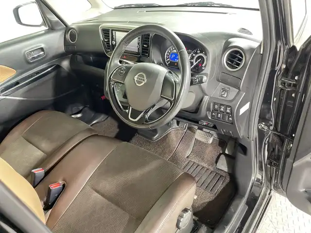 日産 デイズ ルークス HWS X Vセレクション 神奈川県 2017(平29)年 5.6万km ブラック エマージェンシーブレーキ/オートマチックハイビーム/純正ナビ/・BT/フルセグTV/CD/DVD/SD/AUX/アラウンドビューモニター/アイドリングストップ機能/両側電動スライドドア/インテリジェントキー/プッシュスタートボタン/革巻きステアリング/ステアリングスイッチ/Autoライト/ETC/LEDヘッドライト/フォグランプ/ハーフレザーシート/シートリフター/電動格納ミラー/ウィンカーミラー/純正フロアマット/純正15インチアルミホイール/純正ドアバイザー