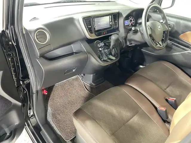 日産 デイズ ルークス HWS X Vセレクション 神奈川県 2017(平29)年 5.6万km ブラック エマージェンシーブレーキ/オートマチックハイビーム/純正ナビ/・BT/フルセグTV/CD/DVD/SD/AUX/アラウンドビューモニター/アイドリングストップ機能/両側電動スライドドア/インテリジェントキー/プッシュスタートボタン/革巻きステアリング/ステアリングスイッチ/Autoライト/ETC/LEDヘッドライト/フォグランプ/ハーフレザーシート/シートリフター/電動格納ミラー/ウィンカーミラー/純正フロアマット/純正15インチアルミホイール/純正ドアバイザー