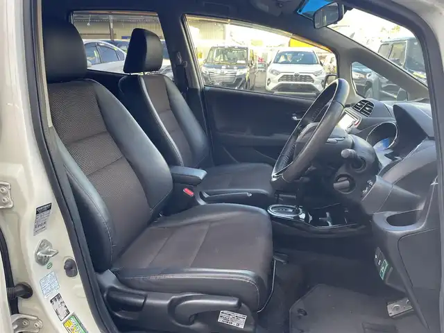 ホンダ フィット シャトル ハイブリッド ナビプレミアムセレ 千葉県 2011(平23)年 11.5万km プレミアムホワイトパール 純正HDDナビ/FM.AM / CD.DVD / TV/バックカメラ/ステアリングリモコン/クルーズコントロール/ハーフレザー/HIDヘッドライト/オートライト/フォグランプ/電動格納式ドアミラー/ウィンカーミラー/ETC/ドアバイザー/フロアマット/スペアキー/保証書/取扱説明書