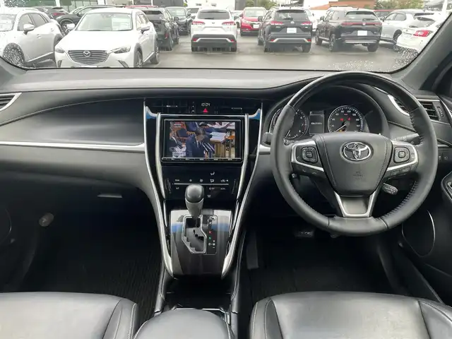 トヨタ ハリアー プレミアム 香川県 2017(平29)年 6.8万km ホワイトパールクリスタルシャイン トヨタセーフティセンス/・プリクラッシュセーフティシステム/・レーンデパーチャーアラート/・オートマチックハイビーム/・アダプティブクルーズコントロール/純正９型SDナビ/・Bluetooth/・CD/DVD/・フルセグTV/・AM/FM/バックカメラ/純正１８インチアルミ/電動リアゲート/LEDヘッド/レーダークルーズコントロール/運転席パワーシート/ドライブレコーダー/アイドリングストップ/ビルトインETC/衝突安全ボディ/S-VSC/EBD/ブレーキアシスト/盗難防止システム/後席3点式シートベルト/革巻きステアリング/ステアリングリモコン/スマートキー/プッシュスタート