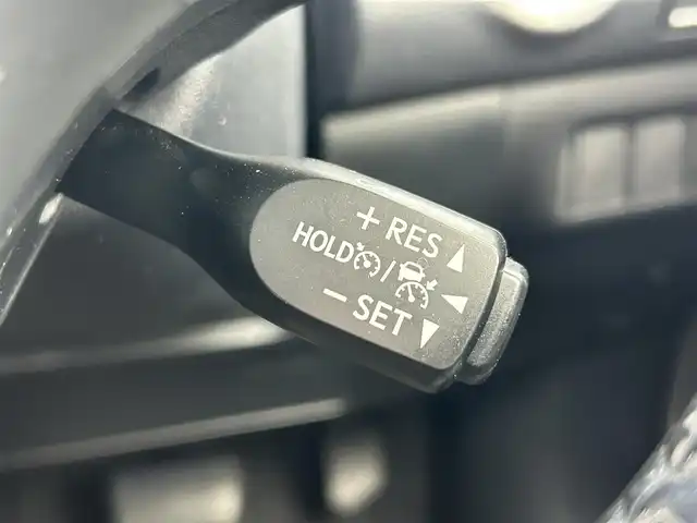 トヨタ ハリアー プレミアム 香川県 2017(平29)年 6.8万km ホワイトパールクリスタルシャイン トヨタセーフティセンス/・プリクラッシュセーフティシステム/・レーンデパーチャーアラート/・オートマチックハイビーム/・アダプティブクルーズコントロール/純正９型SDナビ/・Bluetooth/・CD/DVD/・フルセグTV/・AM/FM/バックカメラ/純正１８インチアルミ/電動リアゲート/LEDヘッド/レーダークルーズコントロール/運転席パワーシート/ドライブレコーダー/アイドリングストップ/ビルトインETC/衝突安全ボディ/S-VSC/EBD/ブレーキアシスト/盗難防止システム/後席3点式シートベルト/革巻きステアリング/ステアリングリモコン/スマートキー/プッシュスタート