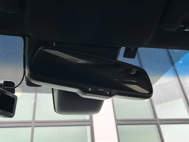 トヨタ ハリアー プレミアム 香川県 2017(平29)年 6.8万km ホワイトパールクリスタルシャイン トヨタセーフティセンス/・プリクラッシュセーフティシステム/・レーンデパーチャーアラート/・オートマチックハイビーム/・アダプティブクルーズコントロール/純正９型SDナビ/・Bluetooth/・CD/DVD/・フルセグTV/・AM/FM/バックカメラ/純正１８インチアルミ/電動リアゲート/LEDヘッド/レーダークルーズコントロール/運転席パワーシート/ドライブレコーダー/アイドリングストップ/ビルトインETC/衝突安全ボディ/S-VSC/EBD/ブレーキアシスト/盗難防止システム/後席3点式シートベルト/革巻きステアリング/ステアリングリモコン/スマートキー/プッシュスタート