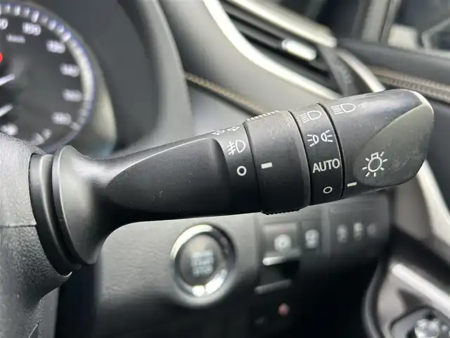 トヨタ ハリアー プレミアム 香川県 2017(平29)年 6.8万km ホワイトパールクリスタルシャイン トヨタセーフティセンス/・プリクラッシュセーフティシステム/・レーンデパーチャーアラート/・オートマチックハイビーム/・アダプティブクルーズコントロール/純正９型SDナビ/・Bluetooth/・CD/DVD/・フルセグTV/・AM/FM/バックカメラ/純正１８インチアルミ/電動リアゲート/LEDヘッド/レーダークルーズコントロール/運転席パワーシート/ドライブレコーダー/アイドリングストップ/ビルトインETC/衝突安全ボディ/S-VSC/EBD/ブレーキアシスト/盗難防止システム/後席3点式シートベルト/革巻きステアリング/ステアリングリモコン/スマートキー/プッシュスタート