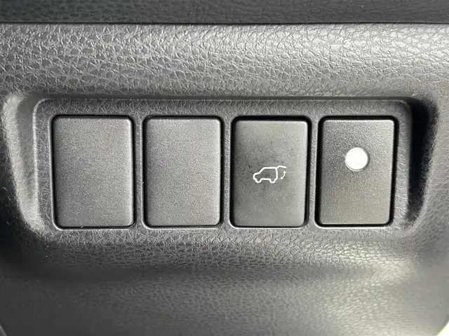 トヨタ ハリアー プレミアム 香川県 2017(平29)年 6.8万km ホワイトパールクリスタルシャイン トヨタセーフティセンス/・プリクラッシュセーフティシステム/・レーンデパーチャーアラート/・オートマチックハイビーム/・アダプティブクルーズコントロール/純正９型SDナビ/・Bluetooth/・CD/DVD/・フルセグTV/・AM/FM/バックカメラ/純正１８インチアルミ/電動リアゲート/LEDヘッド/レーダークルーズコントロール/運転席パワーシート/ドライブレコーダー/アイドリングストップ/ビルトインETC/衝突安全ボディ/S-VSC/EBD/ブレーキアシスト/盗難防止システム/後席3点式シートベルト/革巻きステアリング/ステアリングリモコン/スマートキー/プッシュスタート