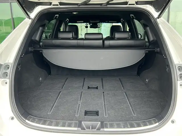 トヨタ ハリアー プレミアム 香川県 2017(平29)年 6.8万km ホワイトパールクリスタルシャイン トヨタセーフティセンス/・プリクラッシュセーフティシステム/・レーンデパーチャーアラート/・オートマチックハイビーム/・アダプティブクルーズコントロール/純正９型SDナビ/・Bluetooth/・CD/DVD/・フルセグTV/・AM/FM/バックカメラ/純正１８インチアルミ/電動リアゲート/LEDヘッド/レーダークルーズコントロール/運転席パワーシート/ドライブレコーダー/アイドリングストップ/ビルトインETC/衝突安全ボディ/S-VSC/EBD/ブレーキアシスト/盗難防止システム/後席3点式シートベルト/革巻きステアリング/ステアリングリモコン/スマートキー/プッシュスタート