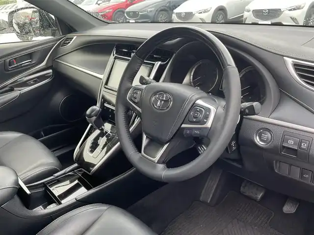 トヨタ ハリアー プレミアム 香川県 2017(平29)年 6.8万km ホワイトパールクリスタルシャイン トヨタセーフティセンス/・プリクラッシュセーフティシステム/・レーンデパーチャーアラート/・オートマチックハイビーム/・アダプティブクルーズコントロール/純正９型SDナビ/・Bluetooth/・CD/DVD/・フルセグTV/・AM/FM/バックカメラ/純正１８インチアルミ/電動リアゲート/LEDヘッド/レーダークルーズコントロール/運転席パワーシート/ドライブレコーダー/アイドリングストップ/ビルトインETC/衝突安全ボディ/S-VSC/EBD/ブレーキアシスト/盗難防止システム/後席3点式シートベルト/革巻きステアリング/ステアリングリモコン/スマートキー/プッシュスタート