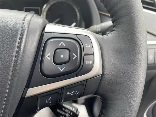 トヨタ ハリアー プレミアム 香川県 2017(平29)年 6.8万km ホワイトパールクリスタルシャイン トヨタセーフティセンス/・プリクラッシュセーフティシステム/・レーンデパーチャーアラート/・オートマチックハイビーム/・アダプティブクルーズコントロール/純正９型SDナビ/・Bluetooth/・CD/DVD/・フルセグTV/・AM/FM/バックカメラ/純正１８インチアルミ/電動リアゲート/LEDヘッド/レーダークルーズコントロール/運転席パワーシート/ドライブレコーダー/アイドリングストップ/ビルトインETC/衝突安全ボディ/S-VSC/EBD/ブレーキアシスト/盗難防止システム/後席3点式シートベルト/革巻きステアリング/ステアリングリモコン/スマートキー/プッシュスタート