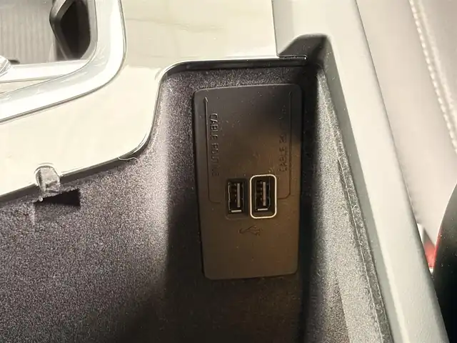 ボルボ Ｖ６０ クロスカントリー B5 AWD プロ 東京都 2021(令3)年 2.3万km オスミウムグレーM ワンオーナー/パノラマサンルーフ/クライメートパッケージ/・ステアリングヒーター/・シートヒーター(後席)/THULEルーフキャリア/THULEルーフボックス/harmankardonプレミアムサウンドシステム/純正HDDナビ/(Bluetooth/USB/フルセグTV)/(applecarplay/androidauto)/全方位カメラ/ドライブレコーダー(DR1-F/B)/ヘッドアップディスプレイ/パーフォレーテッドファインナッパ革シート/メモリーシート(運転席＆助手席)/パワーシート(運転席＆助手席)/シートヒーター(運転席＆助手席)/電動バックレスト/リラクゼーション機能/レーダークルーズコントロール/コーナーセンサー/車線逸脱警報システム/ETC2.0/保証書/取扱説明書/スペアキー×1