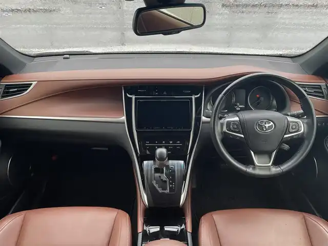 トヨタ ハリアー ハイブリッド プレミアム 岩手県 2018(平30)年 4万km ホワイトパールクリスタルシャイン 社外8インチナビ/ビルトインETC/トヨタセーフティーセンス/レーダークルーズコントロール/衝突被害軽減ブレーキ/レーンキープアシスト/横滑り防止装置/パワーシート/パワーバックドア/ブラウンハーフレザーシート/ウッドコンビステアリング/オートライト/LEDヘッドライト/フォグランプ/スマートキー/プッシュスタート/電動格納ミラー/純正18インチAW/純正フロアマット/純正ドアバイザー