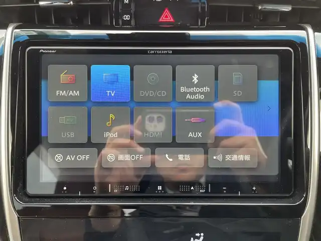 トヨタ ハリアー ハイブリッド プレミアム 岩手県 2018(平30)年 4万km ホワイトパールクリスタルシャイン 社外8インチナビ/ビルトインETC/トヨタセーフティーセンス/レーダークルーズコントロール/衝突被害軽減ブレーキ/レーンキープアシスト/横滑り防止装置/パワーシート/パワーバックドア/ブラウンハーフレザーシート/ウッドコンビステアリング/オートライト/LEDヘッドライト/フォグランプ/スマートキー/プッシュスタート/電動格納ミラー/純正18インチAW/純正フロアマット/純正ドアバイザー