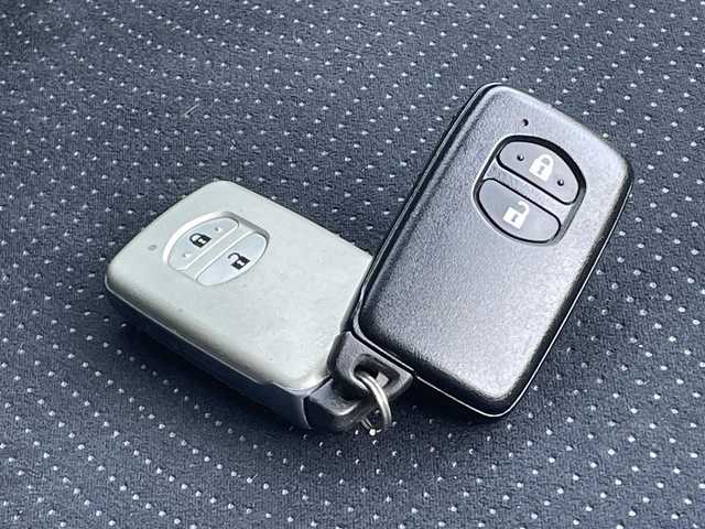 トヨタ プリウス S 神奈川県 2014(平26)年 9.7万km シルバーM 【(株)IDOMが運営する【じしゃロン相模原店】の自社ローン対象車両になります。こちらは現金ご利用時の価格です。自社ローンご希望の方は別途その旨お申付け下さい。】/純正メモリナビ/スマートキー×2/プッシュエンジンスタート/バックカメラ/ETC/ドライブレコーダー/HID/オートライト