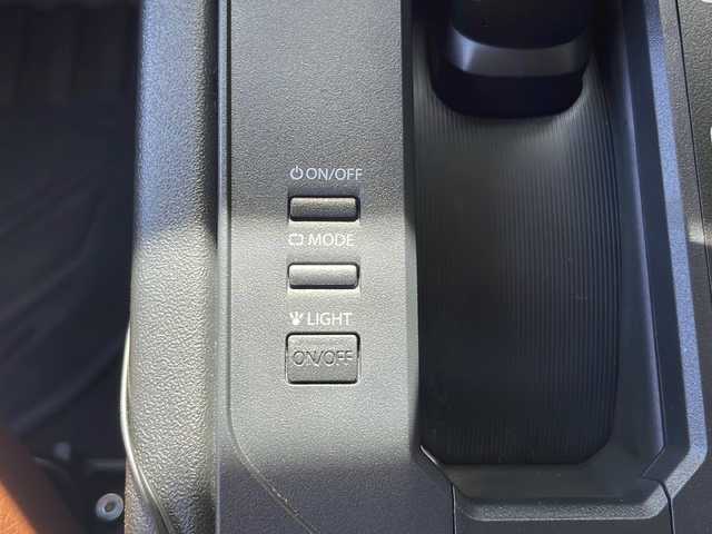 スズキ ジムニー XC 愛知県 2022(令4)年 1.3万km シフォンアイボリーメタリックブラック2トーンルーフ 4WD/ワンオーナー/純正ナビ/（フルセグTV&CD&DVD&USB&BT）/クルーズコントロール/車線逸脱警報/衝突軽減ブレーキ/センターデフロック/ダウンヒルアシストコントロール/アイドリングストップ/盗難防止装置/前席シートヒーター/ステアリングスイッチ/LEDヘッドライト/オートライト/フロントフォグランプ/ヘッドライトウォッシャー/電動格納ミラー/ウィンカーミラー/ドアミラーヒーター/フロアマット/背面タイヤ/プッシュスタート/スマートキー/取説/R4/R５/R7記録簿あり