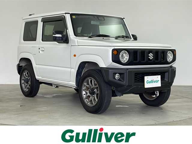 スズキ ジムニー XC 鹿児島県 2023(令5)年 0.9万km ピュアホワイトP ４WD/衝突軽減ブレーキ/ダウンヒルアシスト/コーナーセンサー/ビルトインETC/レーンキープアシスト/オートライト/オートハイビーム /背面タイヤ/アイドリングストップ/スマートキー /純正フロアマット/LEDヘッドライト/シートヒーター