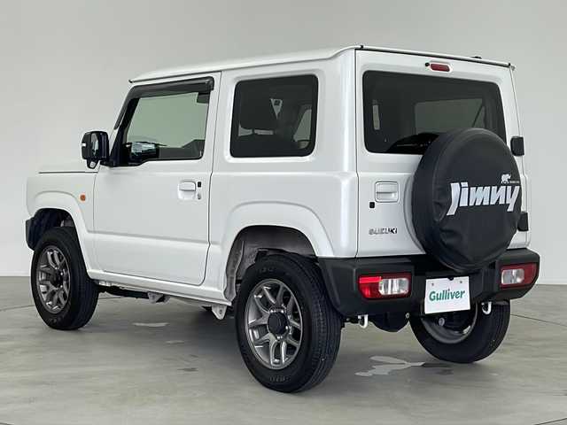 スズキ ジムニー XC 鹿児島県 2023(令5)年 0.9万km ピュアホワイトP ４WD/衝突軽減ブレーキ/ダウンヒルアシスト/コーナーセンサー/ビルトインETC/レーンキープアシスト/オートライト/オートハイビーム /背面タイヤ/アイドリングストップ/スマートキー /純正フロアマット/LEDヘッドライト/シートヒーター