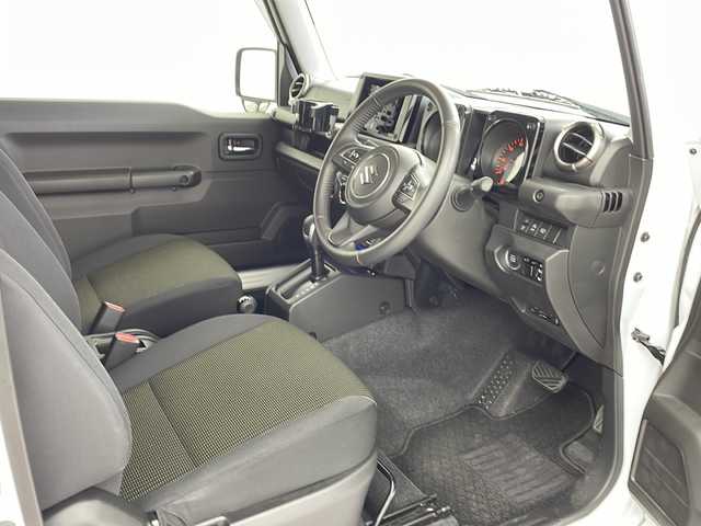 スズキ ジムニー XC 鹿児島県 2023(令5)年 0.9万km ピュアホワイトP ４WD/衝突軽減ブレーキ/ダウンヒルアシスト/コーナーセンサー/ビルトインETC/レーンキープアシスト/オートライト/オートハイビーム /背面タイヤ/アイドリングストップ/スマートキー /純正フロアマット/LEDヘッドライト/シートヒーター