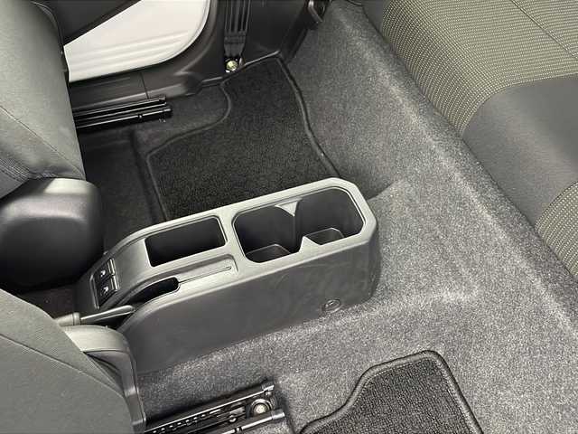 スズキ ジムニー XC 鹿児島県 2023(令5)年 0.9万km ピュアホワイトP ４WD/衝突軽減ブレーキ/ダウンヒルアシスト/コーナーセンサー/ビルトインETC/レーンキープアシスト/オートライト/オートハイビーム /背面タイヤ/アイドリングストップ/スマートキー /純正フロアマット/LEDヘッドライト/シートヒーター