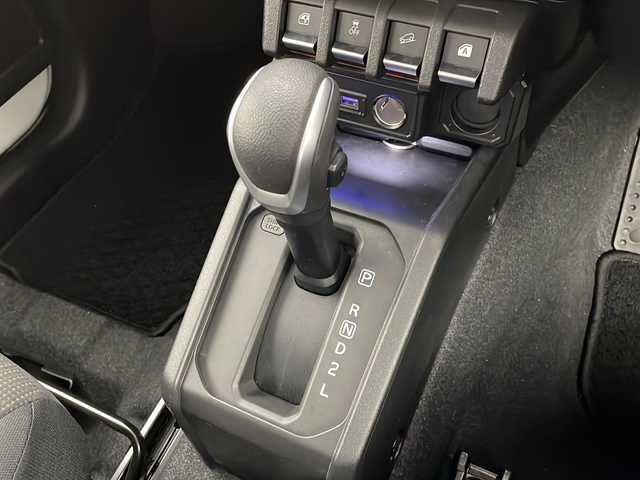 スズキ ジムニー XC 鹿児島県 2023(令5)年 0.9万km ピュアホワイトP ４WD/衝突軽減ブレーキ/ダウンヒルアシスト/コーナーセンサー/ビルトインETC/レーンキープアシスト/オートライト/オートハイビーム /背面タイヤ/アイドリングストップ/スマートキー /純正フロアマット/LEDヘッドライト/シートヒーター