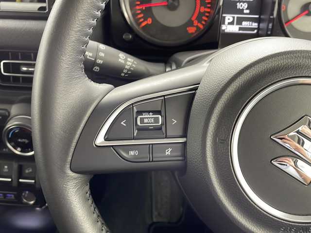 スズキ ジムニー XC 鹿児島県 2023(令5)年 0.9万km ピュアホワイトP ４WD/衝突軽減ブレーキ/ダウンヒルアシスト/コーナーセンサー/ビルトインETC/レーンキープアシスト/オートライト/オートハイビーム /背面タイヤ/アイドリングストップ/スマートキー /純正フロアマット/LEDヘッドライト/シートヒーター