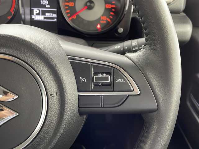 スズキ ジムニー XC 鹿児島県 2023(令5)年 0.9万km ピュアホワイトP ４WD/衝突軽減ブレーキ/ダウンヒルアシスト/コーナーセンサー/ビルトインETC/レーンキープアシスト/オートライト/オートハイビーム /背面タイヤ/アイドリングストップ/スマートキー /純正フロアマット/LEDヘッドライト/シートヒーター