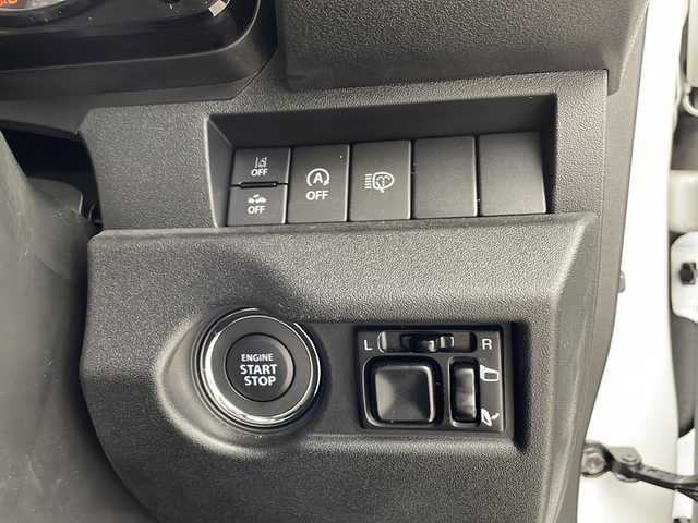 スズキ ジムニー XC 鹿児島県 2023(令5)年 0.9万km ピュアホワイトP ４WD/衝突軽減ブレーキ/ダウンヒルアシスト/コーナーセンサー/ビルトインETC/レーンキープアシスト/オートライト/オートハイビーム /背面タイヤ/アイドリングストップ/スマートキー /純正フロアマット/LEDヘッドライト/シートヒーター