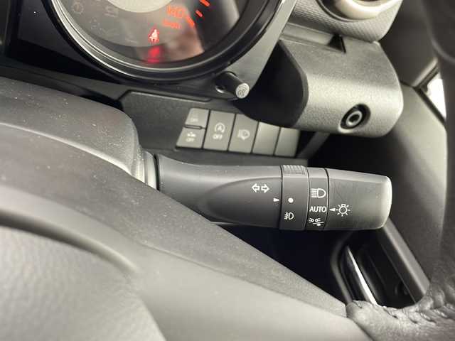 スズキ ジムニー XC 鹿児島県 2023(令5)年 0.9万km ピュアホワイトP ４WD/衝突軽減ブレーキ/ダウンヒルアシスト/コーナーセンサー/ビルトインETC/レーンキープアシスト/オートライト/オートハイビーム /背面タイヤ/アイドリングストップ/スマートキー /純正フロアマット/LEDヘッドライト/シートヒーター