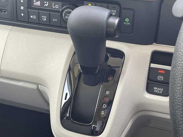 ホンダ Ｎ ＢＯＸ 滋賀県 2024(令6)年 0.1万km プラチナホワイトパール 禁煙車/純正８型ナビ/【Bluetooth/フルセグＴＶ/USB】/ドラレコ/バックカメラ/両側パワースライドドア/シートヒーター/ホンダセンシング/●衝突軽減ブレーキ/●先行車発進お知らせ機能/●歩行者事故低減ステアリング/●路外逸脱抑制機能/●標識認識機能/●渋滞追従機能付アダプティブクルーズコントロール/●車線維持支援システム/●誤発進抑制機能/●後方誤発進抑制機能/●近距離衝突軽減ブレーキ/●急アクセル抑制機能/●パーキングセンサーシステム/●オートハイビーム/ＬＥＤライト/ステアリングスイッチ/オートライト/スマートキー