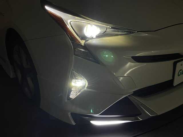 トヨタ プリウス S ツーリングセレクション 群馬県 2018(平30)年 7.9万km ホワイトパールクリスタルシャイン 社外エアロ/合皮レザーシート/シートヒーター/純正ディーラーナビ（NSZT-W68T)/CD/DVD/SD(MSV)/Bluetooth/フルセグTV/バックカメラ/前後ドライブレコーダー/ビルトインETC/LEDヘッドライト/オートライト /フォグランプ /スマートキー /プッシュスタート/純正17インチAW/トノカバー/純正フロアマット/ドアバイザー