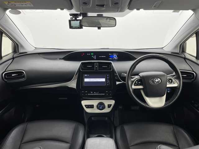 トヨタ プリウス S ツーリングセレクション 群馬県 2018(平30)年 7.9万km ホワイトパールクリスタルシャイン 社外エアロ/合皮レザーシート/シートヒーター/純正ディーラーナビ（NSZT-W68T)/CD/DVD/SD(MSV)/Bluetooth/フルセグTV/バックカメラ/前後ドライブレコーダー/ビルトインETC/LEDヘッドライト/オートライト /フォグランプ /スマートキー /プッシュスタート/純正17インチAW/トノカバー/純正フロアマット/ドアバイザー
