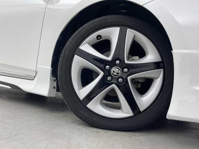 トヨタ プリウス S ツーリングセレクション 群馬県 2018(平30)年 7.9万km ホワイトパールクリスタルシャイン 社外エアロ/合皮レザーシート/シートヒーター/純正ディーラーナビ（NSZT-W68T)/CD/DVD/SD(MSV)/Bluetooth/フルセグTV/バックカメラ/前後ドライブレコーダー/ビルトインETC/LEDヘッドライト/オートライト /フォグランプ /スマートキー /プッシュスタート/純正17インチAW/トノカバー/純正フロアマット/ドアバイザー