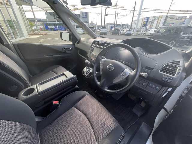 日産 セレナ HWS S HV Vセレ +SeftyⅡ 熊本県 2016(平28)年 8.5万km ブリリアントホワイトパール (株)IDOMが運営する【じしゃロン熊本店】の自社ローン専用車両になりますこちらは現金またはオートローンご利用時の価格です。自社ローンご希望の方は別途その旨お申付け下さい/純正SDナビ【MP315D-W】/　（フルセグTV・Bluetooth・DVD・CD・AM/FM）/アラウンドビューモニター/ETC/クルーズコントロール/衝突軽減ブレーキ/レーンアシスト/横滑り防止装置/アイドリングストップ/ISOFIX/防眩ルームミラー/ドアバイザー/電動格納ウィンカーミラー/純正16インチアルミホイール/純正LEDヘッドライト/社外フロアマット