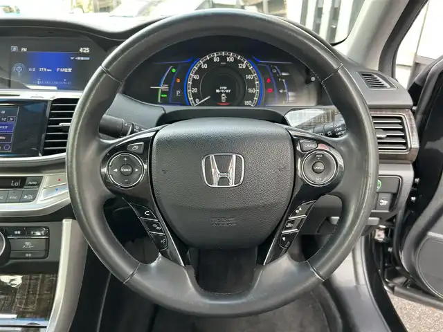 ホンダ アコード ハイブリッド LX 佐賀県 2013(平25)年 10.4万km プレミアムスパークルブラックパール HONDAインターナビシステム/・バックカメラ/・TV/BT/CD/DVD/クルーズコントロール/純正17インチAW/前席パワーシート/シートヒーター/シートメモリー/LEDヘッドライト/オートライト/ETC/プッシュスタート/ドアバイザー/スペアキー×１/取扱説明書/保証書