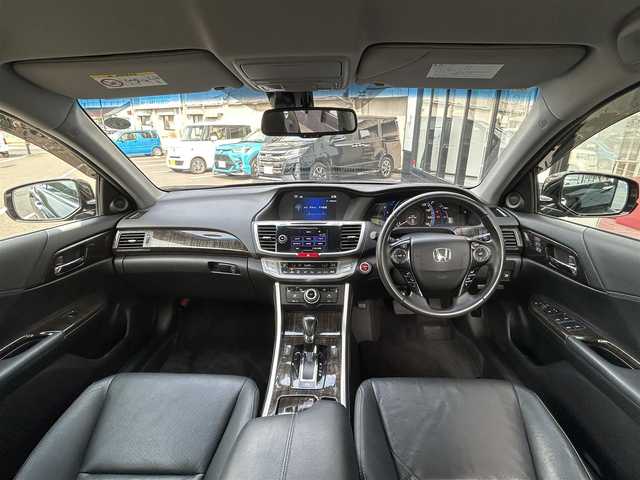 ホンダ アコード ハイブリッド LX 佐賀県 2013(平25)年 10.4万km プレミアムスパークルブラックパール HONDAインターナビシステム/・バックカメラ/・TV/BT/CD/DVD/クルーズコントロール/純正17インチAW/前席パワーシート/シートヒーター/シートメモリー/LEDヘッドライト/オートライト/ETC/プッシュスタート/ドアバイザー/スペアキー×１/取扱説明書/保証書