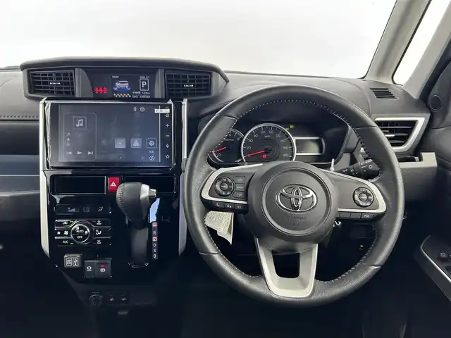 トヨタ ルーミー カスタムG 愛知県 2022(令4)年 2.2万km パールホワイトⅢ 純正9インチディスプレイオーディオ/全方位カメラ/フルセグTV/Bluetooth/Apple CarPlay/Android　Auto/スマートアシスト/衝突被害軽減システム/クルーズコントロール/レーンキープアシスト/コーナーセンサー/横滑り防止装置/オートライト/オートマチックハイビーム/LEDヘッドライト/LEDフォグランプ/両側パワースライドドア/シートヒーター/ETC/純正AW/純正フロアマット/プッシュスタート/スマートキー/スペアキー