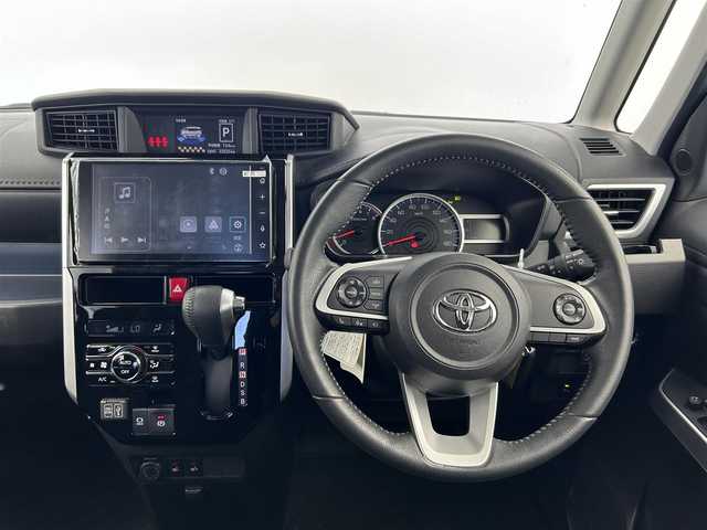 トヨタ ルーミー カスタムG 愛知県 2022(令4)年 2.2万km パールホワイトⅢ 純正9インチディスプレイオーディオ/全方位カメラ/フルセグTV/Bluetooth/Apple CarPlay/Android　Auto/スマートアシスト/衝突被害軽減システム/クルーズコントロール/レーンキープアシスト/コーナーセンサー/横滑り防止装置/オートライト/オートマチックハイビーム/LEDヘッドライト/LEDフォグランプ/両側パワースライドドア/シートヒーター/ETC/純正AW/純正フロアマット/プッシュスタート/スマートキー/スペアキー