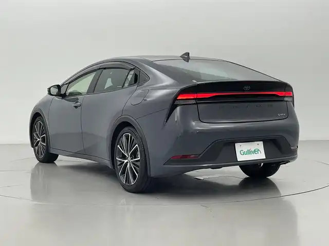 トヨタ プリウス G 熊本県 2023(令5)年 2.7万km グレー 純正ディスプレイオーディオ　/社外前後ドライブレコーダー　/ビルトインＥＴＣ2.0　/前後クリアランスソナー　/トヨタセーフティーセンス/・プリクラッシュセーフティ/・レーンキープアシスト/・リアクロストラフィックアラート/・駐車時支援パーキングサポートシステム/・ロードサインアシスト/・レーダークルーズコントロール/・ブラインドスポットモニター/・プロアクティブドライビングアシスト/・オートハイビーム/横滑り防止/100V充電/前席シートヒーター/純正フロアマット/純正19インチAW/オートライト/LEDヘッドライト/スマートキー/プッシュスタート