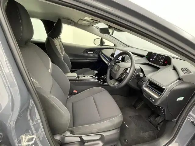 トヨタ プリウス G 熊本県 2023(令5)年 2.7万km グレー 純正ディスプレイオーディオ　/社外前後ドライブレコーダー　/ビルトインＥＴＣ2.0　/前後クリアランスソナー　/トヨタセーフティーセンス/・プリクラッシュセーフティ/・レーンキープアシスト/・リアクロストラフィックアラート/・駐車時支援パーキングサポートシステム/・ロードサインアシスト/・レーダークルーズコントロール/・ブラインドスポットモニター/・プロアクティブドライビングアシスト/・オートハイビーム/横滑り防止/100V充電/前席シートヒーター/純正フロアマット/純正19インチAW/オートライト/LEDヘッドライト/スマートキー/プッシュスタート