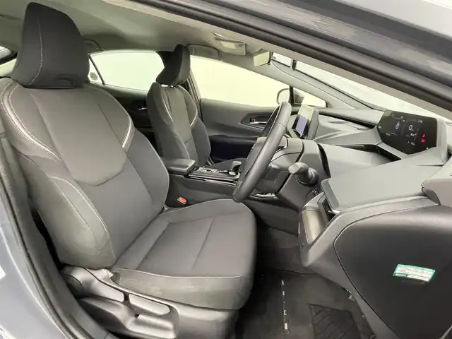 トヨタ プリウス G 熊本県 2023(令5)年 2.7万km グレー 純正ディスプレイオーディオ　/社外前後ドライブレコーダー　/ビルトインＥＴＣ2.0　/前後クリアランスソナー　/トヨタセーフティーセンス/・プリクラッシュセーフティ/・レーンキープアシスト/・リアクロストラフィックアラート/・駐車時支援パーキングサポートシステム/・ロードサインアシスト/・レーダークルーズコントロール/・ブラインドスポットモニター/・プロアクティブドライビングアシスト/・オートハイビーム/横滑り防止/100V充電/前席シートヒーター/純正フロアマット/純正19インチAW/オートライト/LEDヘッドライト/スマートキー/プッシュスタート