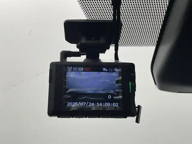 トヨタ プリウス G 熊本県 2023(令5)年 2.7万km グレー 純正ディスプレイオーディオ　/社外前後ドライブレコーダー　/ビルトインＥＴＣ2.0　/前後クリアランスソナー　/トヨタセーフティーセンス/・プリクラッシュセーフティ/・レーンキープアシスト/・リアクロストラフィックアラート/・駐車時支援パーキングサポートシステム/・ロードサインアシスト/・レーダークルーズコントロール/・ブラインドスポットモニター/・プロアクティブドライビングアシスト/・オートハイビーム/横滑り防止/100V充電/前席シートヒーター/純正フロアマット/純正19インチAW/オートライト/LEDヘッドライト/スマートキー/プッシュスタート