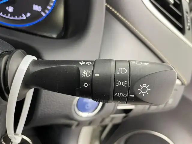 トヨタ ハリアー ハイブリッド プレミアム メタル&レザーP 富山県 2019(令1)年 3.7万km ホワイトパールクリスタルシャイン 純正ナビ（AM/FM/DVD/BT/フルセグ）/バックカメラ/ドライブレコーダー/ETC/レザーシート/D/N席パワーシート/D席メモリシート/シートヒーター/シートベンチレーション/衝突被害軽減システム/レーダークルーズコントロール/レーンキープアシスト/横滑り防止装置/オートホールド付電子パーキング/純正アルミホイール/純正フロアマット/オートLEDライト/フォグライト/ウッドコンビステアリング/ステアリングスイッチ/スマートキー/スペアキー/カードキー