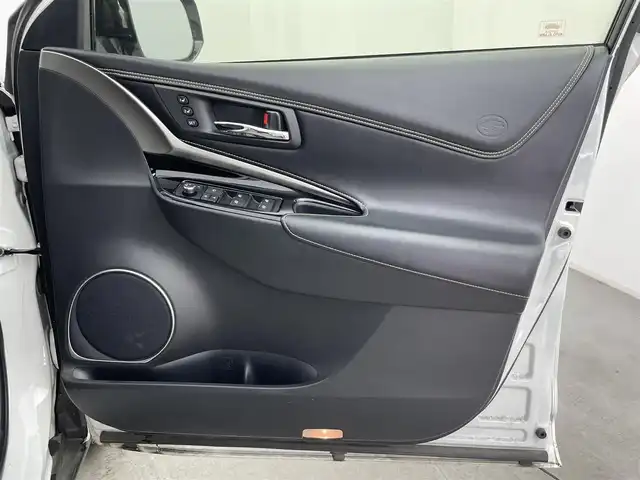 トヨタ ハリアー ハイブリッド プレミアム メタル&レザーP 富山県 2019(令1)年 3.7万km ホワイトパールクリスタルシャイン 純正ナビ（AM/FM/DVD/BT/フルセグ）/バックカメラ/ドライブレコーダー/ETC/レザーシート/D/N席パワーシート/D席メモリシート/シートヒーター/シートベンチレーション/衝突被害軽減システム/レーダークルーズコントロール/レーンキープアシスト/横滑り防止装置/オートホールド付電子パーキング/純正アルミホイール/純正フロアマット/オートLEDライト/フォグライト/ウッドコンビステアリング/ステアリングスイッチ/スマートキー/スペアキー/カードキー