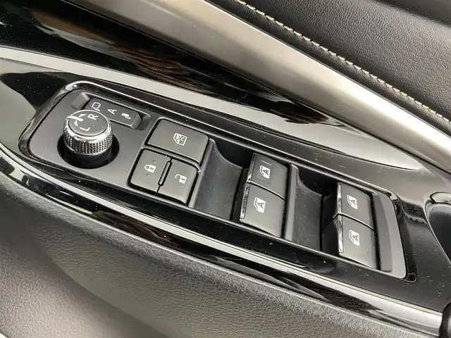 トヨタ ハリアー ハイブリッド プレミアム メタル&レザーP 富山県 2019(令1)年 3.7万km ホワイトパールクリスタルシャイン 純正ナビ（AM/FM/DVD/BT/フルセグ）/バックカメラ/ドライブレコーダー/ETC/レザーシート/D/N席パワーシート/D席メモリシート/シートヒーター/シートベンチレーション/衝突被害軽減システム/レーダークルーズコントロール/レーンキープアシスト/横滑り防止装置/オートホールド付電子パーキング/純正アルミホイール/純正フロアマット/オートLEDライト/フォグライト/ウッドコンビステアリング/ステアリングスイッチ/スマートキー/スペアキー/カードキー