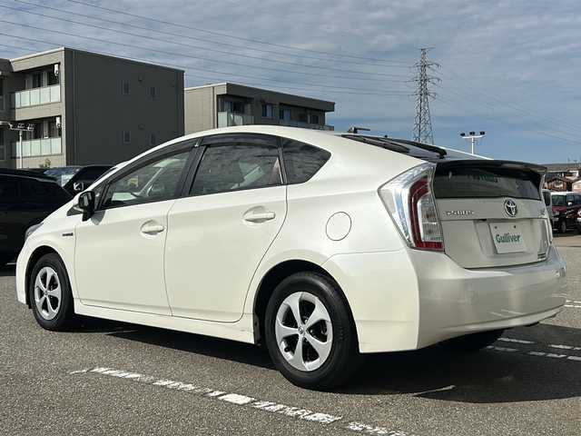 トヨタ プリウス S 石川県 2014(平26)年 6.7万km ホワイトパールクリスタルシャイン 純正ナビ/エンジンスタートボタン/スマートキー/ETC/車外バックカメラ/パワーステアリング/パワーウィンドウ/純正フロアマット/純正アルミホイール/フルセグTV/エアバック　W＋ サイド/カーテンエアバック