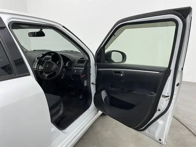 スズキ スイフト RS 大分県 2014(平26)年 7.7万km スノーホワイトパール 社外SDナビ/（フルセグ/CD/DVD/Bluetooth）/ETC/オートライト/HIDヘッドライト/フォグランプ/オートエアコン/ステアリングスイッチ/クルーズコントロール/電動格納ミラー/プッシュスタート・スマートキー/保証書・取扱説明書