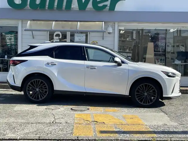 レクサス ＲＸ 350h バージョンL 神奈川県 2024(令6)年 1万km ソニッククォーツ ワンオーナー/純正コネクティッドナビ/　（Bluetooth・ミラキャス）/フルセグTV/パノラミックビューモニター/パノラマルーフ/セミアニリン本革シート/シートヒーター/エアシート/メーカーOP輻射ヒーター/Lexus Safety System＋/Lexus Teammate/クリアランスソナー/カラーヘッドアップディスプレイ/レーダークルーズコントロール/LEDヘッドライト/LEDフォグライト/パワーバックドア/ビルトインETC2.0/スマートキー×2/カードキー×1/保証書/取扱説明書