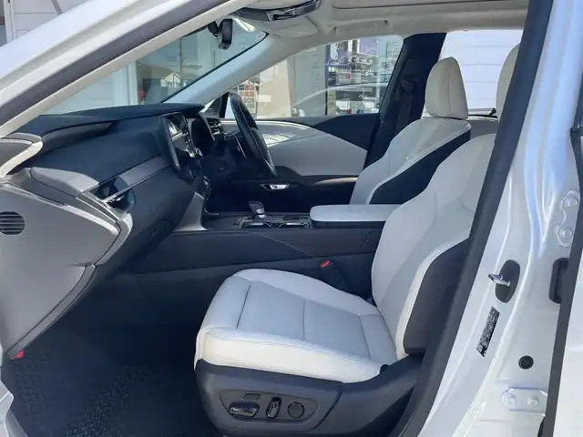 レクサス ＲＸ 350h バージョンL 神奈川県 2024(令6)年 1万km ソニッククォーツ ワンオーナー/純正コネクティッドナビ/　（Bluetooth・ミラキャス）/フルセグTV/パノラミックビューモニター/パノラマルーフ/セミアニリン本革シート/シートヒーター/エアシート/メーカーOP輻射ヒーター/Lexus Safety System＋/Lexus Teammate/クリアランスソナー/カラーヘッドアップディスプレイ/レーダークルーズコントロール/LEDヘッドライト/LEDフォグライト/パワーバックドア/ビルトインETC2.0/スマートキー×2/カードキー×1/保証書/取扱説明書