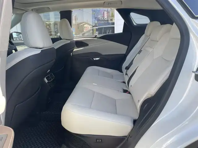 レクサス ＲＸ 350h バージョンL 神奈川県 2024(令6)年 1万km ソニッククォーツ ワンオーナー/純正コネクティッドナビ/　（Bluetooth・ミラキャス）/フルセグTV/パノラミックビューモニター/パノラマルーフ/セミアニリン本革シート/シートヒーター/エアシート/メーカーOP輻射ヒーター/Lexus Safety System＋/Lexus Teammate/クリアランスソナー/カラーヘッドアップディスプレイ/レーダークルーズコントロール/LEDヘッドライト/LEDフォグライト/パワーバックドア/ビルトインETC2.0/スマートキー×2/カードキー×1/保証書/取扱説明書