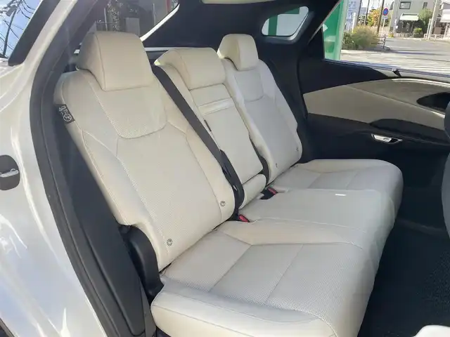 レクサス ＲＸ 350h バージョンL 神奈川県 2024(令6)年 1万km ソニッククォーツ ワンオーナー/純正コネクティッドナビ/　（Bluetooth・ミラキャス）/フルセグTV/パノラミックビューモニター/パノラマルーフ/セミアニリン本革シート/シートヒーター/エアシート/メーカーOP輻射ヒーター/Lexus Safety System＋/Lexus Teammate/クリアランスソナー/カラーヘッドアップディスプレイ/レーダークルーズコントロール/LEDヘッドライト/LEDフォグライト/パワーバックドア/ビルトインETC2.0/スマートキー×2/カードキー×1/保証書/取扱説明書